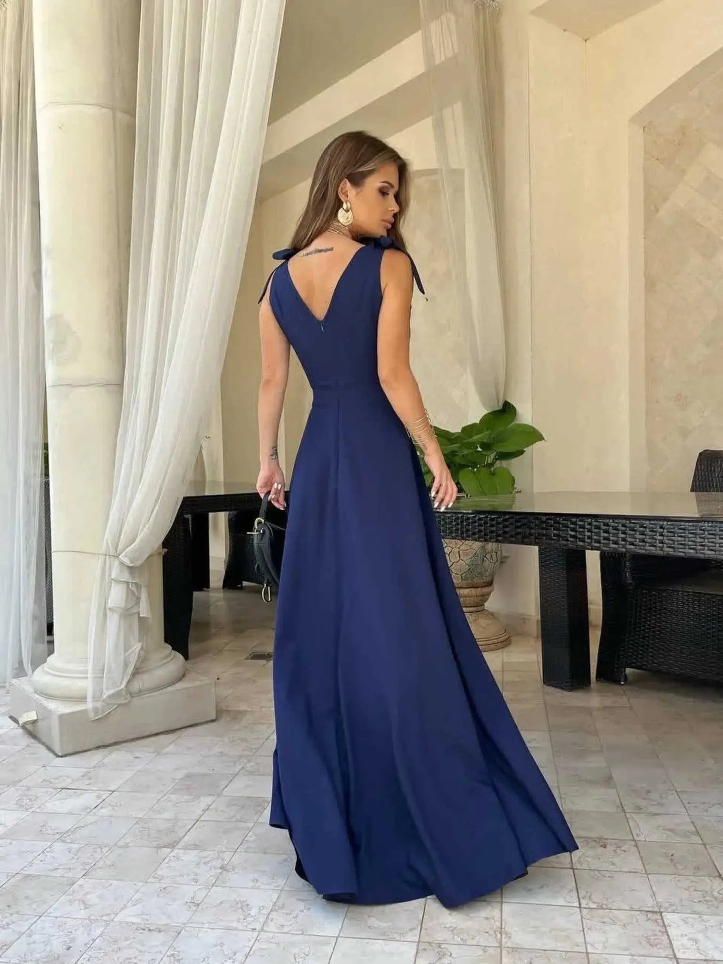 "Zwarte maxi jurk met diepe V-hals en zijsplit, elegant en verleidelijke kleding voor chique gelegenheden."