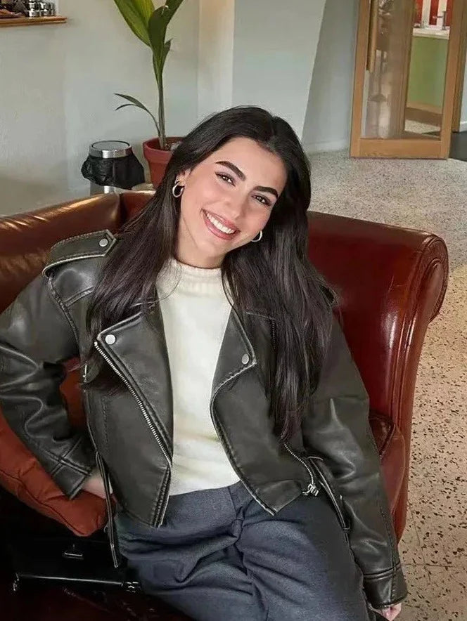 "Zwarte vintage cropped damesjas met riempje, retro flair, trendy design, gemaakt van duurzame materialen."