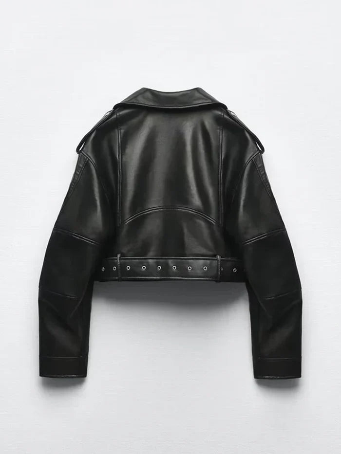 "Zwarte vintage cropped damesjas met riempje, retro flair, trendy design, gemaakt van duurzame materialen."