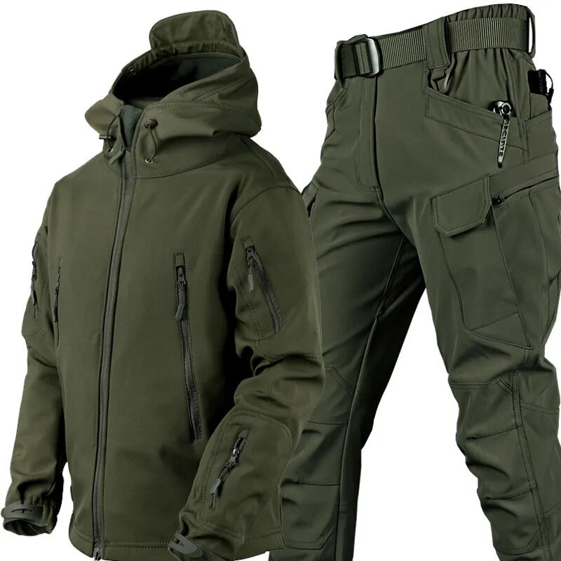 "Zwarte water- en winddichte outdoor set voor heren met fleecevoering, zes zakken en verstelbare capuchon voor elk weer."