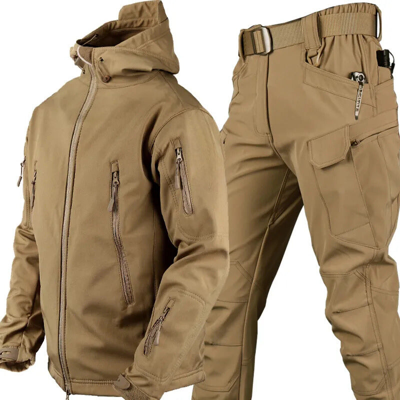 "Zwarte water- en winddichte outdoor set voor heren met fleecevoering, zes zakken en verstelbare capuchon voor elk weer."