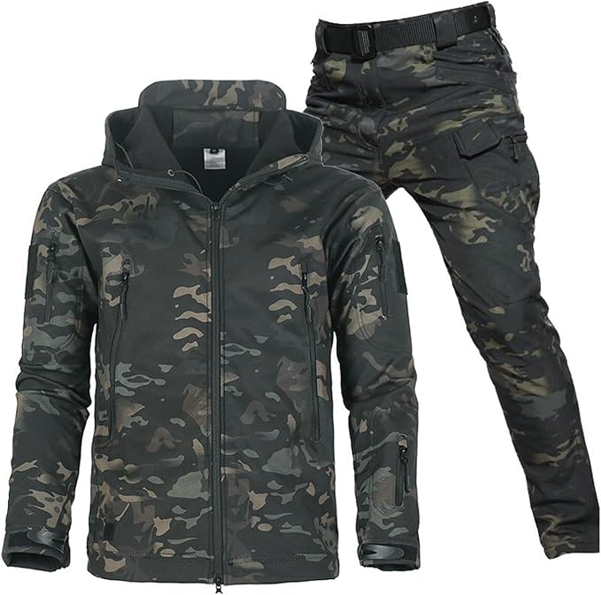 "Zwarte water- en winddichte outdoor set voor heren met fleecevoering, zes zakken en verstelbare capuchon voor elk weer."