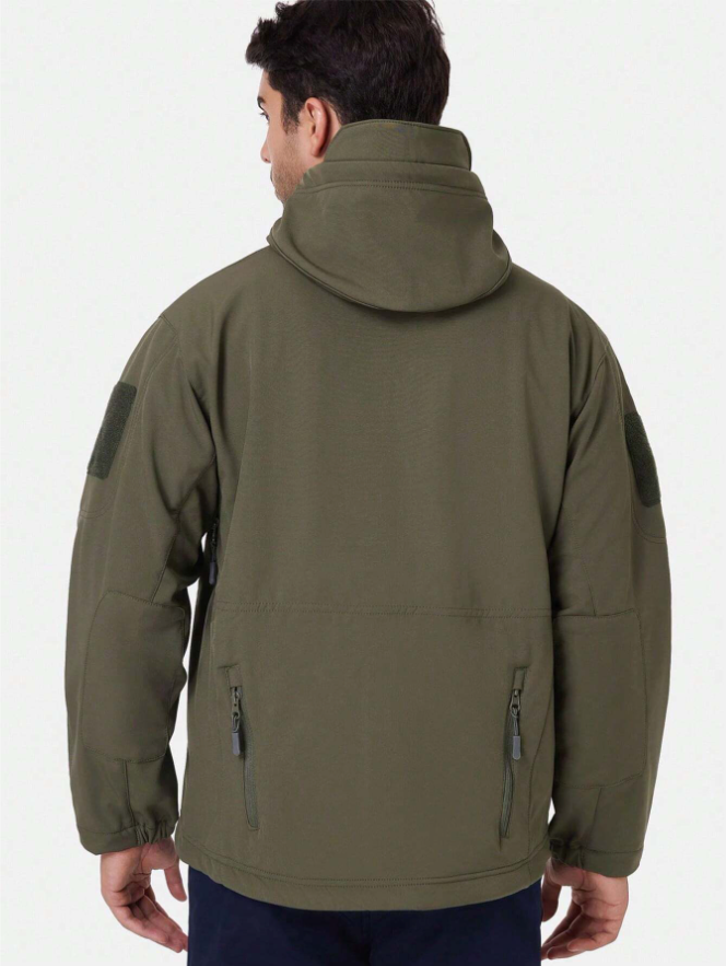 "Zwarte water- en winddichte outdoor set voor heren met fleecevoering, zes zakken en verstelbare capuchon voor elk weer."