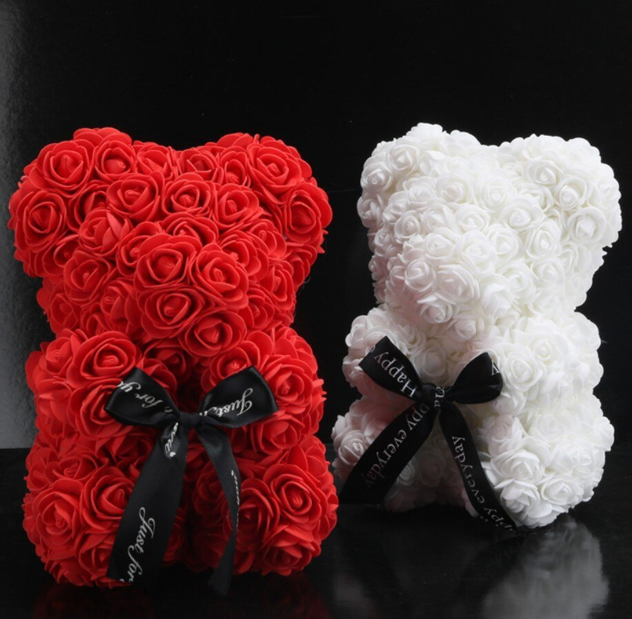 Unieke liefdesbeer met rode kunstbloemen rozen, romantisch geschenk voor Valentijn of verjaardag.