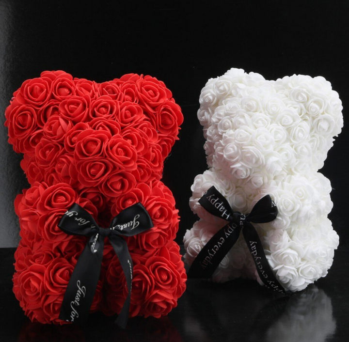 Unieke liefdesbeer met rode kunstbloemen rozen, romantisch geschenk voor Valentijn of verjaardag.