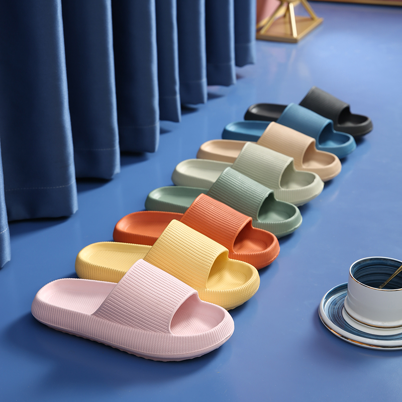Comfortabele unisex pantoffels voor dames en heren, ideaal voor ontspanning na een drukke dag.