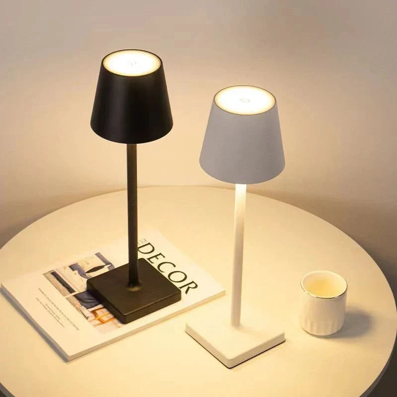 Draagbare dimbare LED tafellamp LumiAura voor sfeervolle binnen- en buitenverlichting, USB-oplaadbaar design.