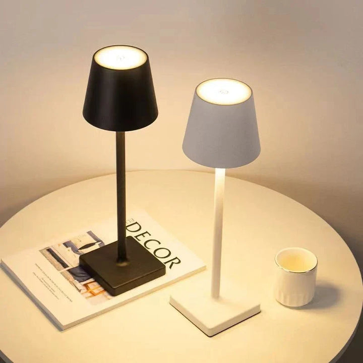Draagbare dimbare LED tafellamp LumiAura voor sfeervolle binnen- en buitenverlichting, USB-oplaadbaar design.