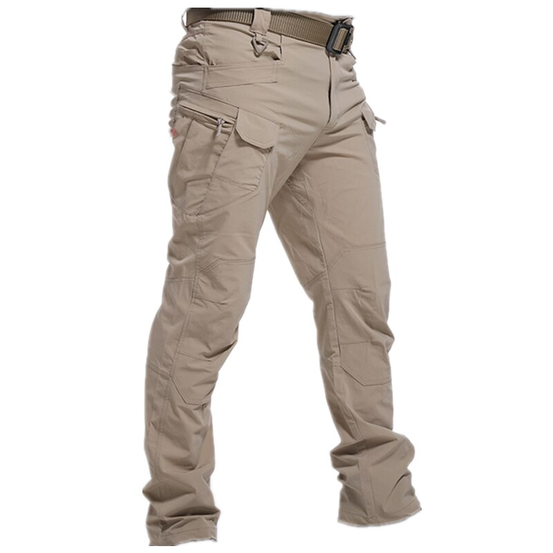 Model toont comfortabele heren werkbroek, duurzame cargo broek, perfect voor outdoor activiteiten en werk.
