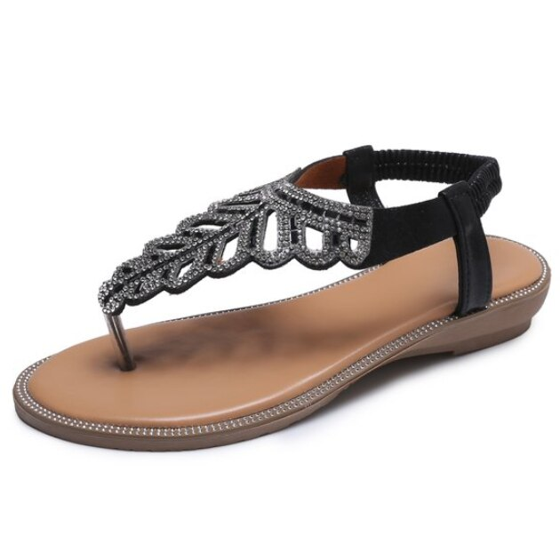 Close-up van glanzende strasssteentjes op elegante dames sandalen, voor een luxe uitstraling.
