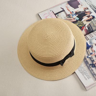 Beige dames stro strandhoed. Stijlvolle zomerhoed voor optimale zonbescherming, trendy vakantie accessoire.