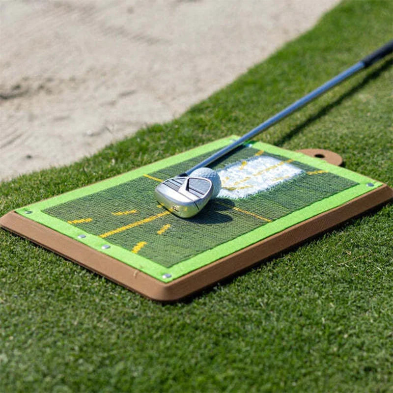 Groene golfslagmat voor swing analyse, toont impact en balvlucht; ideaal voor golftraining thuis.