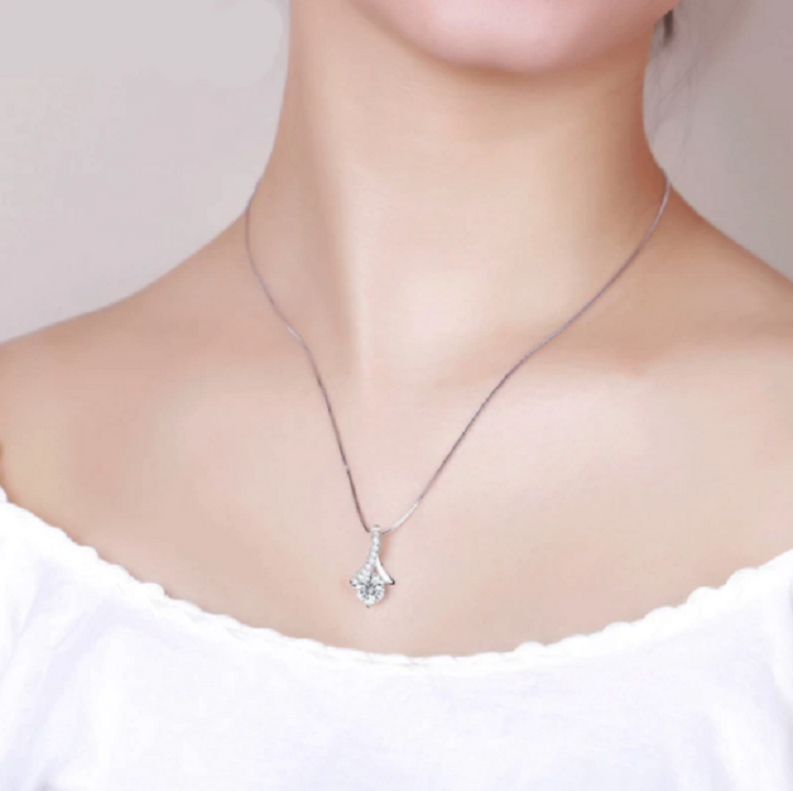 Unisex partner ketting van Tibetaans zilver met fonkelende zirkonia hanger, een stijlvol liefdesgeschenk.