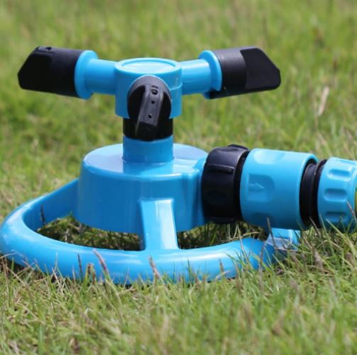 Automatische tuinsproeier voor efficiënte gazonirrigatie; waterbesparend en verstelbaar bewateringssysteem voor de tuin.