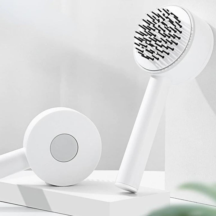 Zelfreinigende haarborstel met innovatief push-mechanisme voor moeiteloze hygiëne en glanzend haar.