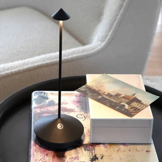 Dimbare LED tafellamp, waterdicht, draadloos. Grijze Nordic design sfeerlamp voor binnen en buiten.