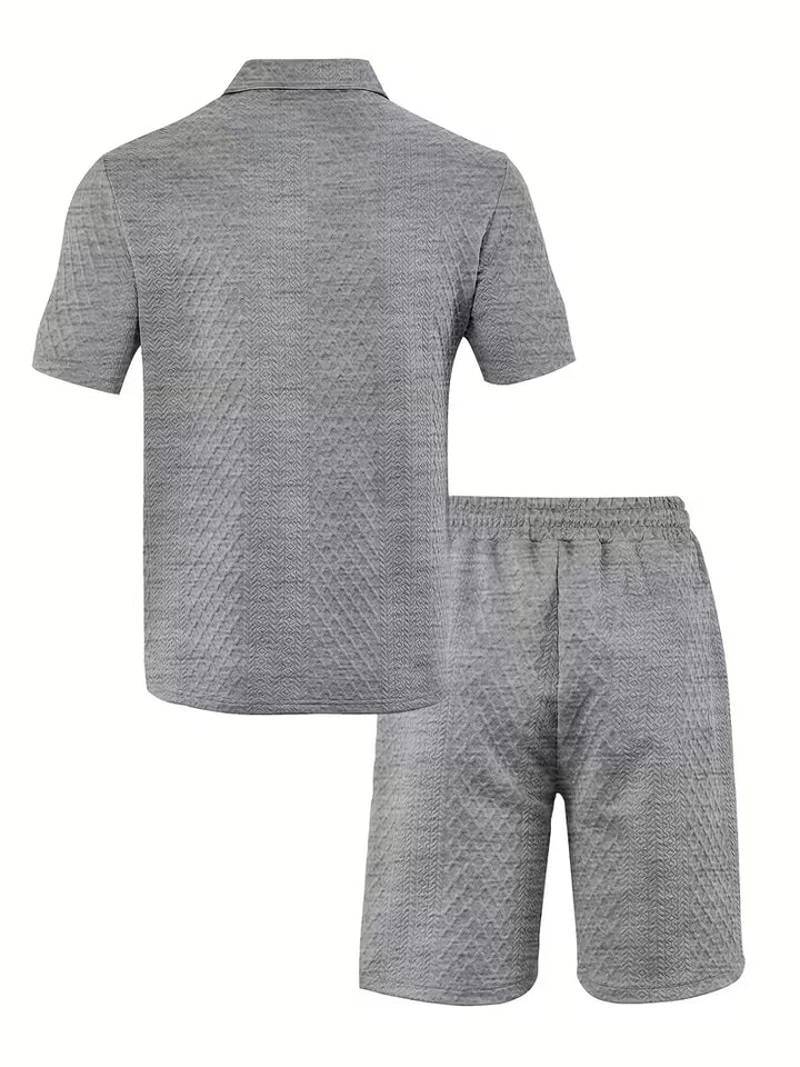 Comfortabele heren zomer set: polo met rits & shorts. Casual vrijetijdskleding, perfect voor de zomer.