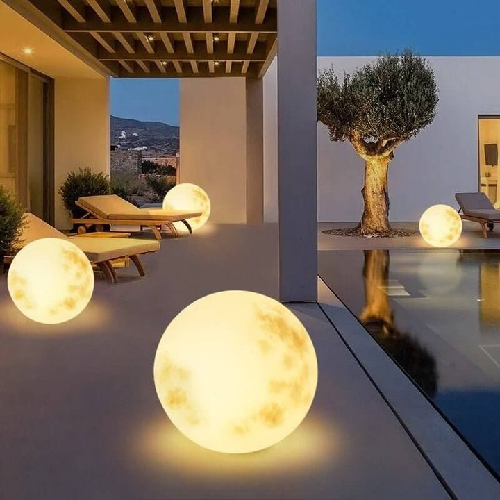 Decoratieve maanvormige tuinlamp met zacht LED licht, ideaal voor sfeervolle buitenverlichting.