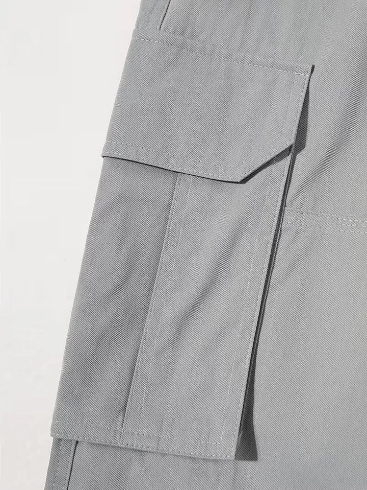 Lichtgrijze straight fit cargo broek voor heren met praktische klepzakken en verstelbaar trekkoord.