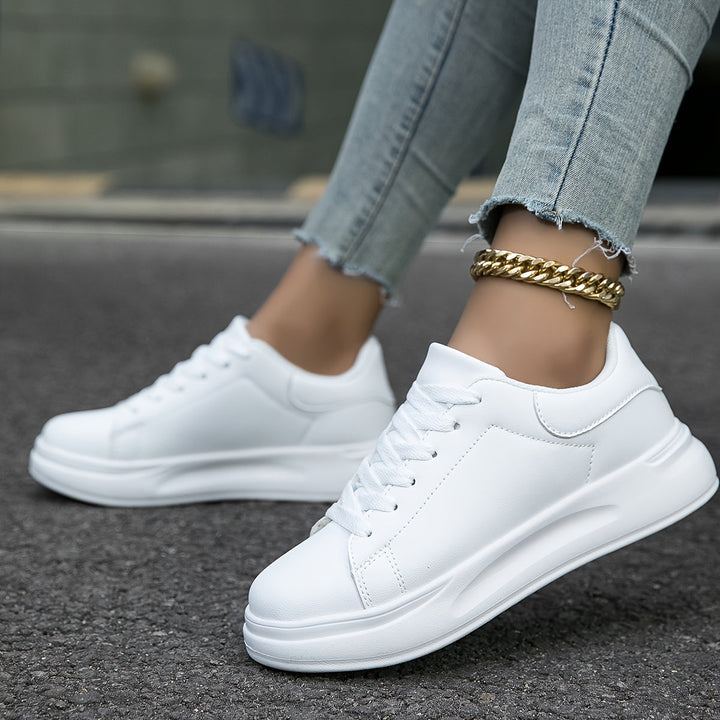 Comfortabele witte dames sneakers, perfect voor dagelijkse mode en actieve ondersteuning.