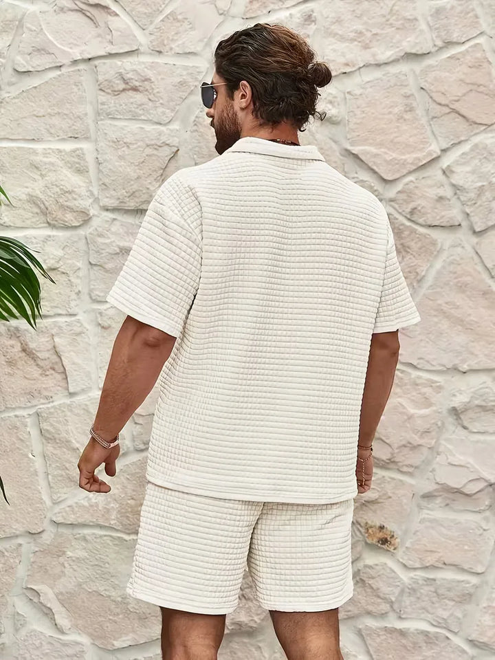 Textuur V-hals shortset voor heren. Ademende zomerkleding, ideaal voor casual en vakantie.