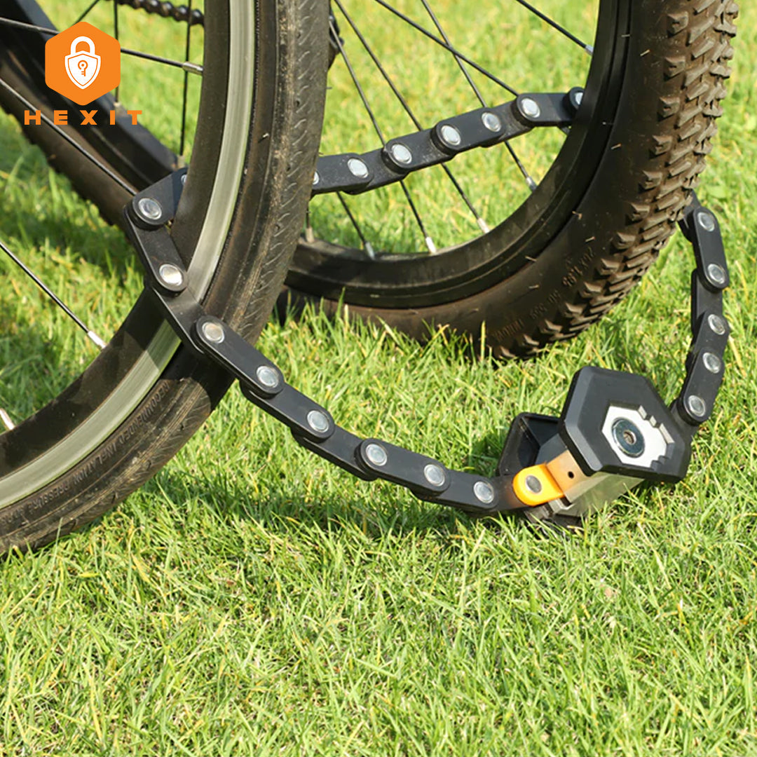 Compact opvouwbaar fietsslot, gevouwen klaar voor transport; essentieel fietsaccessoire voor veiligheid.