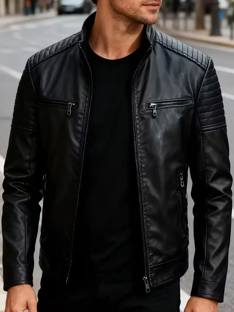 Regular fit herenjas, zwart, met zip-front sluiting en opvallende quilted schouders. Tijdloze streetwear look.