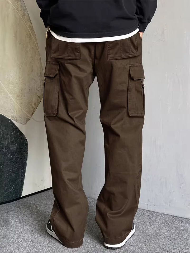 Lichtgrijze straight-leg cargo broek voor mannen, met trekkoord en meerdere zakken, ideaal voor buiten.