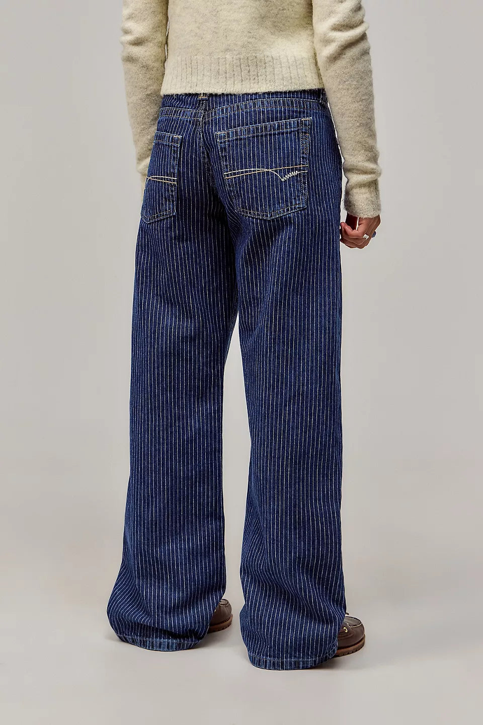 Dames broek met wijde pijpen en rechte snit, trendy en relaxed voor een urban outfit.
