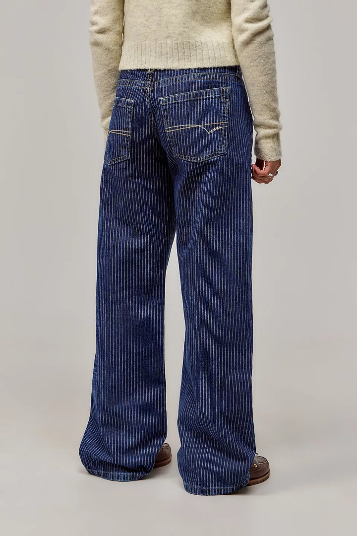 Dames broek met wijde pijpen en rechte snit, trendy en relaxed voor een urban outfit.