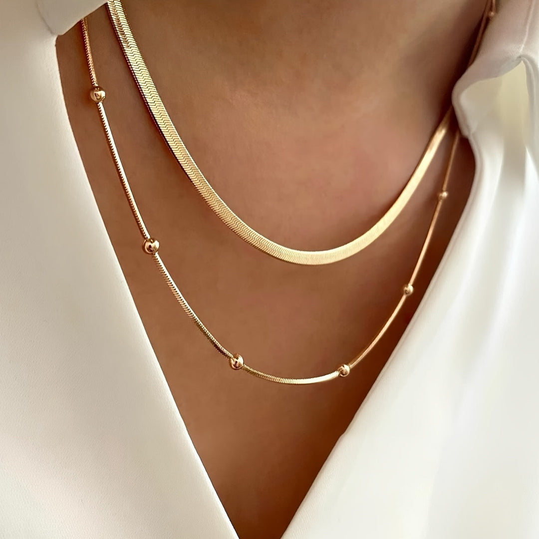 Klassieke multilaag halsketting voor dames, straalt luxe en veelzijdigheid uit. Elegant dames sieraad met tijdloos design.