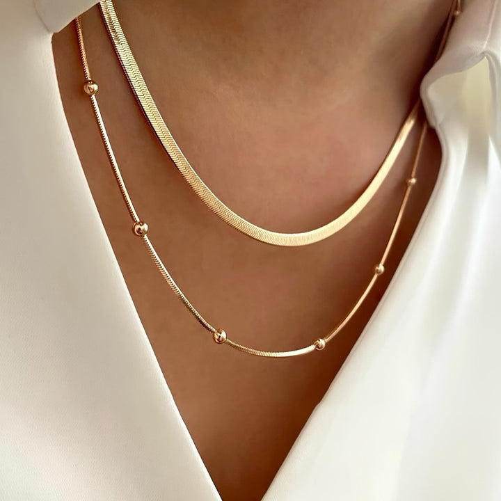 Klassieke multilaag halsketting voor dames, straalt luxe en veelzijdigheid uit. Elegant dames sieraad met tijdloos design.