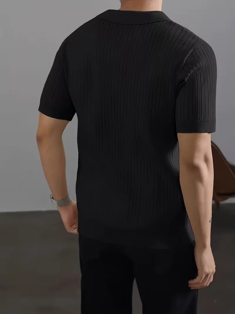 Moderne smart-casual herenpolo, gebreid met ribstructuur, V-hals. Comfortabele korte mouwen.