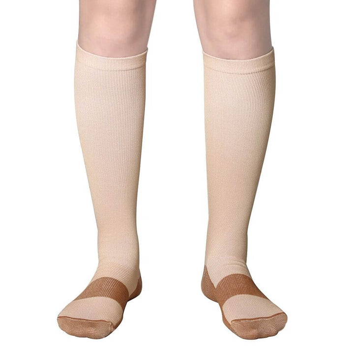 Heren compressiesokken gedragen tijdens sport, voor actieve levensstijl en betere bloedsomloop.