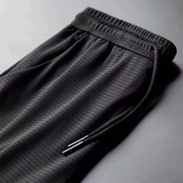 Moderne heren joggingbroek, comfortabele casual kleding voor een actieve lifestyle.