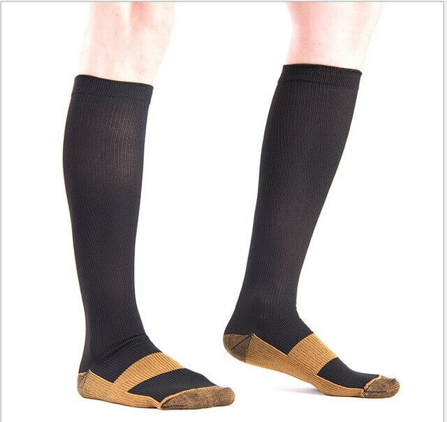 Dames compressiesokken op been, toont ondersteuning voor vermoeide benen en vermindering van zwelling.