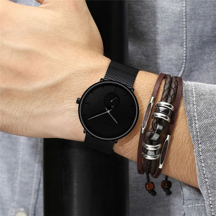 Close-up van de minimalistische wijzerplaat van het luxe quartz herenhorloge met Hardlex glas.