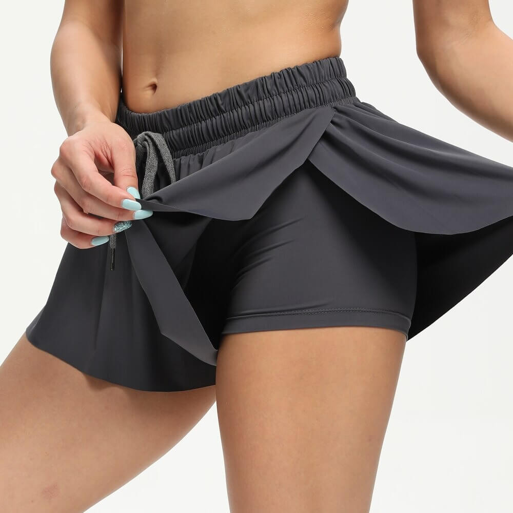 Actieve dames 2-in-1 losvallende shorts voor intensieve trainingen en sportactiviteiten.