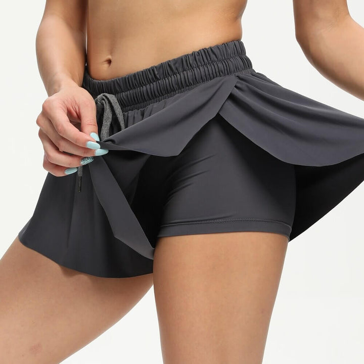 Actieve dames 2-in-1 losvallende shorts voor intensieve trainingen en sportactiviteiten.