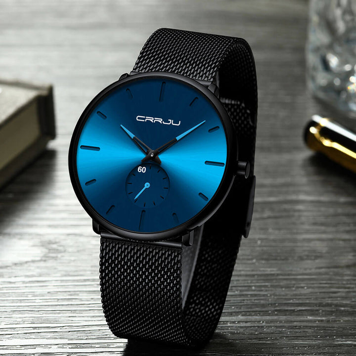 Stijlvol heren quartz horloge om de pols, waterdicht en met minimalistische wijzerplaat.