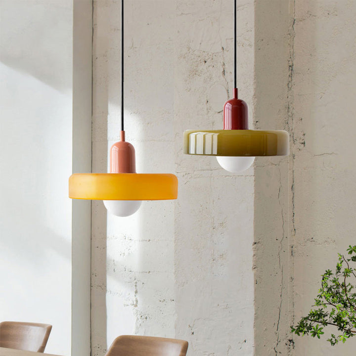 Design hanglamp ColorLoop: kleurrijk glas & metaal, ideaal als sfeervolle eetkamerlamp.