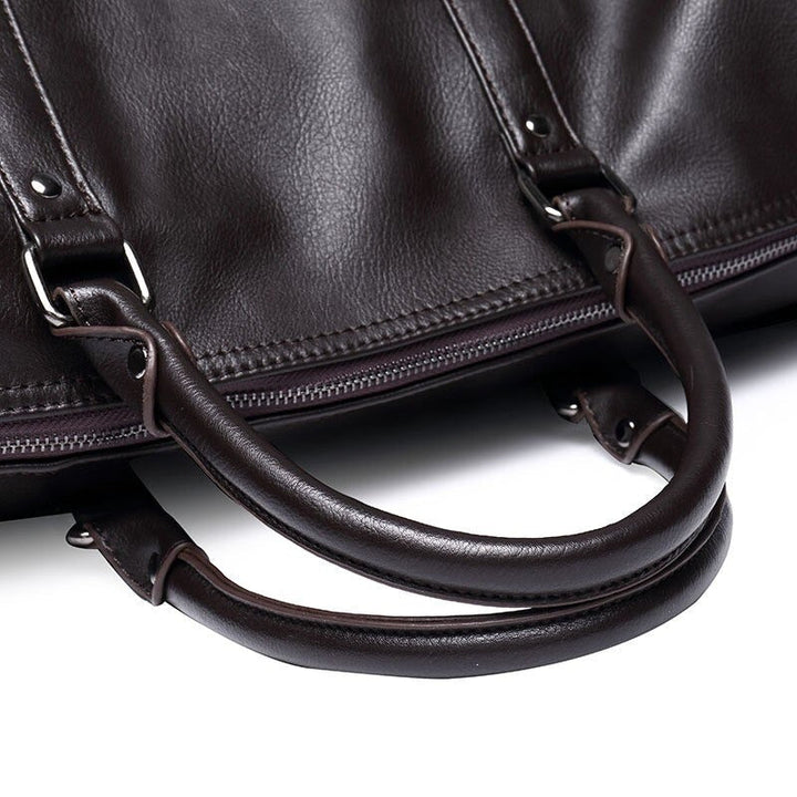 Heren leren schoudertas in zwart, een robuuste duffeltas met verstelbare riem voor comfortabel reizen.