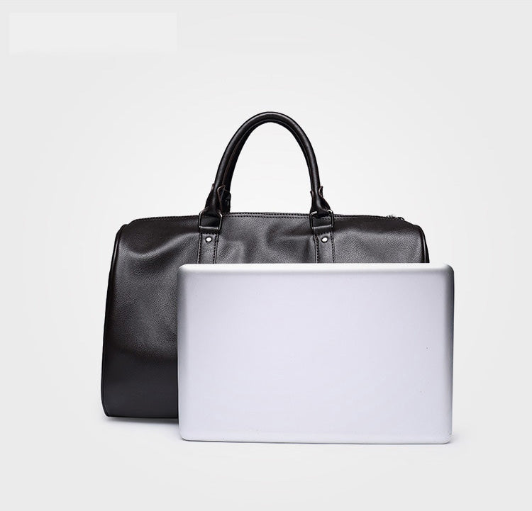Zwarte leren heren duffeltas, een robuuste en stijlvolle schoudertas, perfect voor reisbagage.