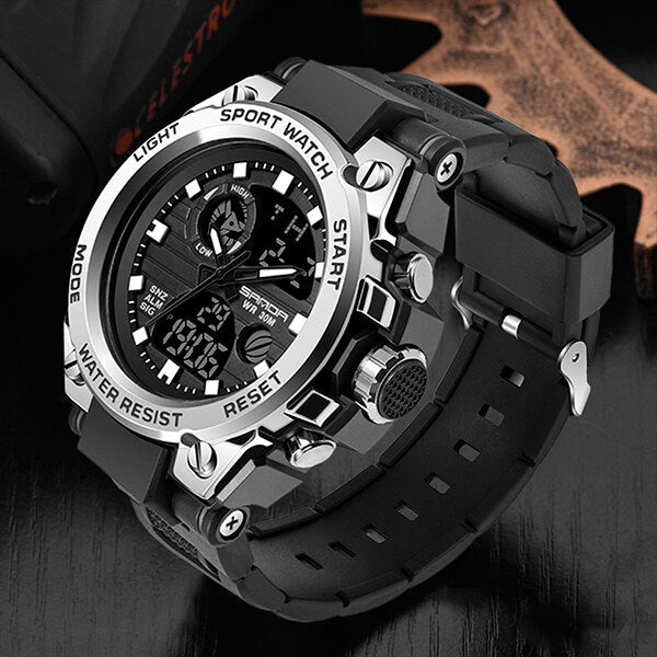 Avontuurlijk militair herenhorloge, waterbestendig en robuust. Getoond in een dynamische outdoor setting.