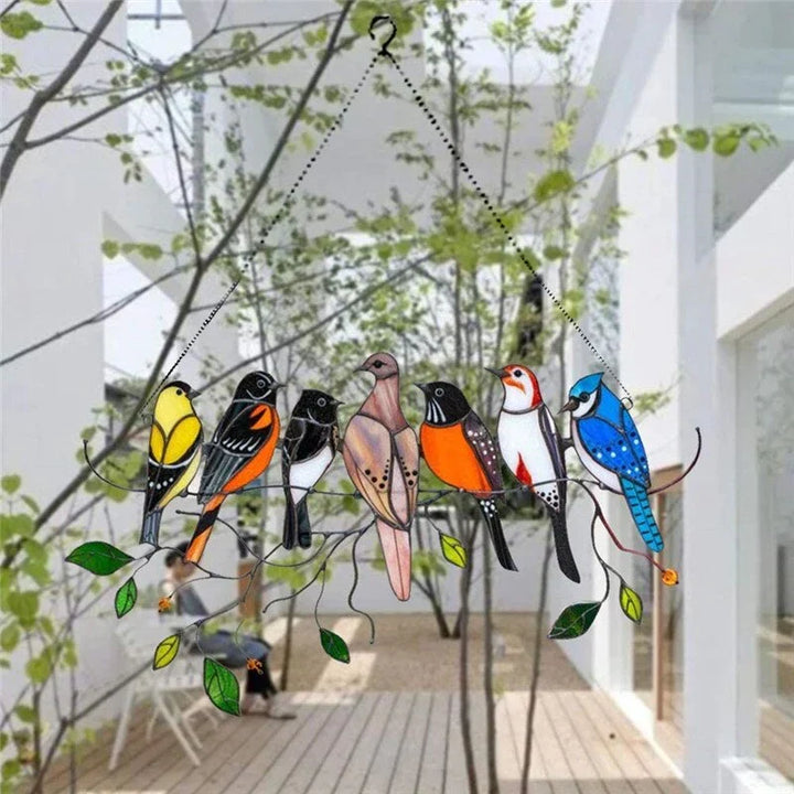 Levendige glasvogel suncatcher, vangt zonlicht voor een kleurrijk interieur.