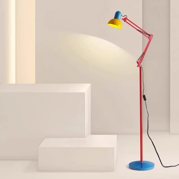 Compacte design vloerlamp SANDSBERGORIGINALS, ijzer, creëert warm sfeerlicht; modern en functioneel.