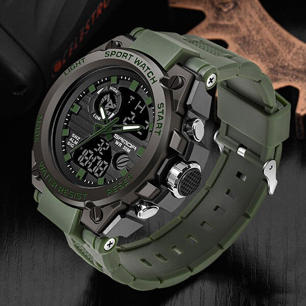 Zijaanzicht van het robuuste militair herenhorloge, benadrukkend de dikte en duurzame constructie.