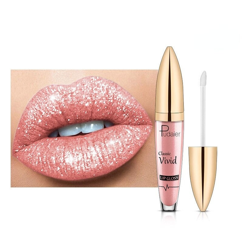 Applicatie van SparklingGloss glitter lipgloss, creëert een glamoureuze, waterbestendige glans.