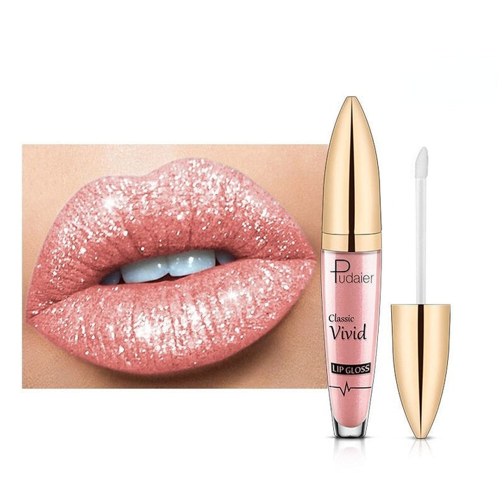 Applicatie van SparklingGloss glitter lipgloss, creëert een glamoureuze, waterbestendige glans.