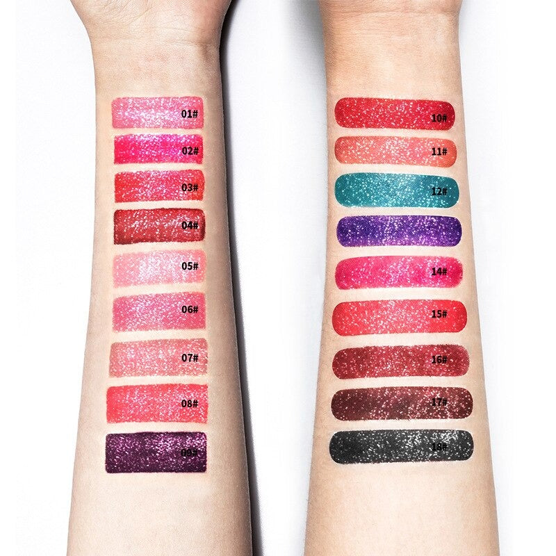 Benadruk je lippen met SparklingGloss glitter lipgloss, voor een stralende, waterbestendige look.